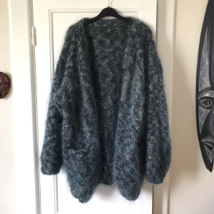  - Så härlig oversized kofta/jacka. Färgen gör sig mest rättvisa på första bilden 😊