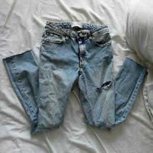 mom jeans från acne med slitningar, köpta förra året. säljes pga passar mig inte längre. köpare står för frakt. 