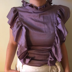  - supersöt volangblus av Jenny skavlan för bikbok!! köpt för ett par år sedan men knappt använd och i mkt fint skick 👑 strl m men passar som s/m. dragkedja i sidan och två knappar baktill vid halsen 