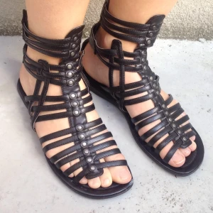  - Läckra gladiatorsandaler i svart. Har tyvärr landat i garderoben och inte fått den kärlek de förtjänar! Fint skick, använda ett fåtal gånger.