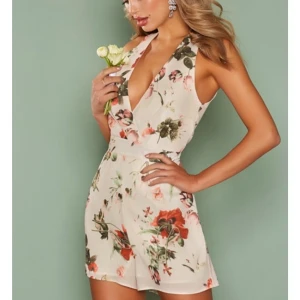  - Superfin Playsuit i storlek S, oanvänd endast testad.   💗💗