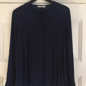  - Fin, prickig och sparsamt använd. Stl 40. Från kappahls Hampton republic.