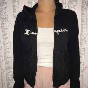  - Äkta Champion tröja i storlek XL för barn men passar lika väl en XS eller en liten S 