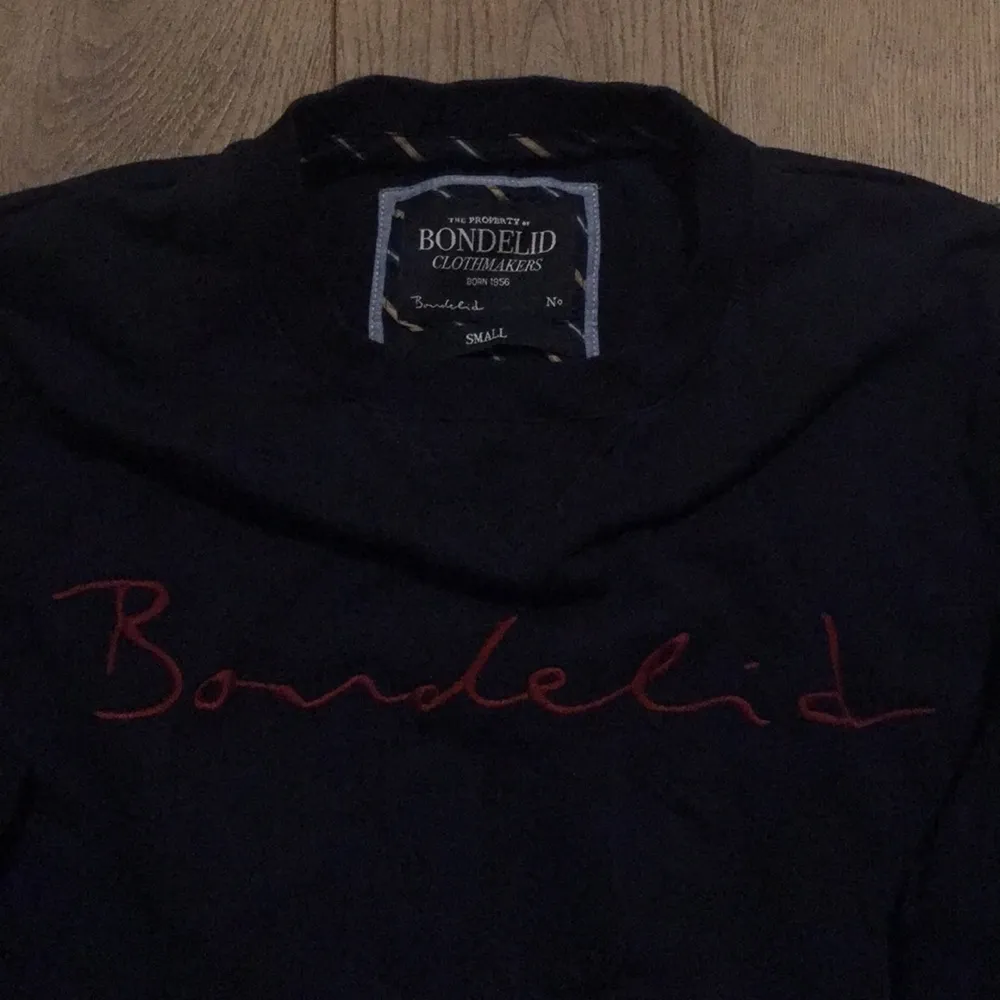 En Sweatshirt från Bondelid i mörkblått med röd logotext på framsidan. I fint skick (använd några få gånger). Kan skickas eller mötas i Stockholm.. Hoodies.