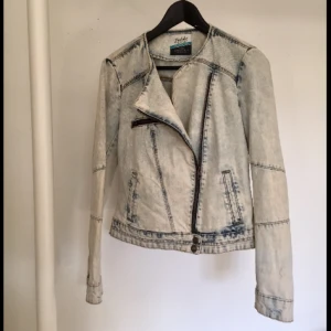  - Snygg jeansjacka i Biker-modell från Zara, superfint skick! 