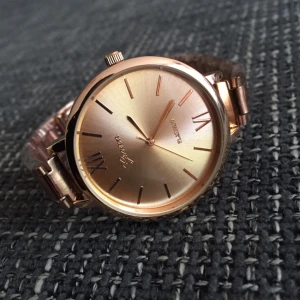  - Damklocka Geneva i roséguld. Aldrig använd. Skyddsfolie finns kvar. Helt ny. 