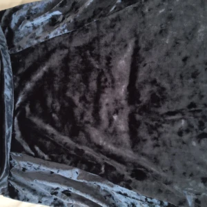  - Velvet kjol från river Island i storlek 36-38 