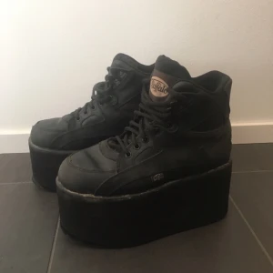  - Buffalo Tower ⚡️🌈🔥 svarta platåskor, strl 39, fint skick förutom de nedre sulorna, som släppt lite längst fram, lätt att limma 😋 priset kan diskuteras vid snabb affär!! Kan mötas i Sthlm/Uppsala. Kan också betala frakt vid snabb affär! 💥