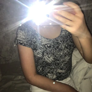  - tröja från bikbok, bra skick! svårt att få bra bild men den är djup i ryggen