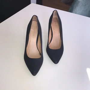  - Svarta pumps i mocka. 