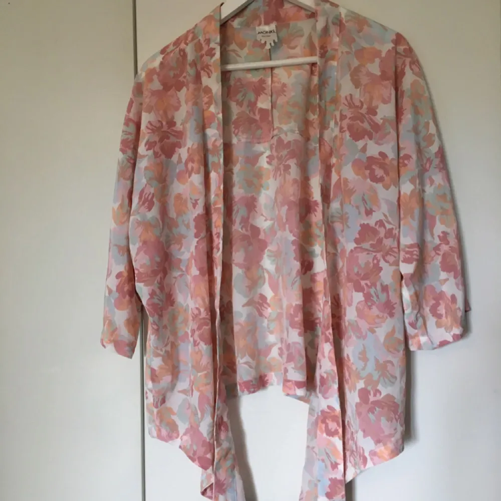 Blommig kimono/kavaj från Monki. Knappt använd. . Kostymer.