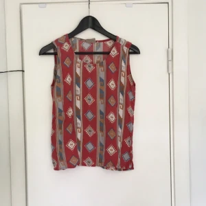  - Gammal top från indiska, köpt på second hand! Lite Slitage/sönder i armhålorna (kolla bild) men det går lätt att fixa med nål och tråd! 👍🏼Betalningen sker via swish! Frakten är inräknad