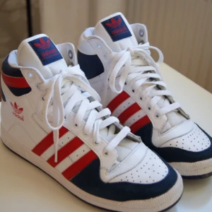  - Snygga Adidas-sneakers i storlek 37. Använda endast ett fåtal gånger, mycket bra skick!!