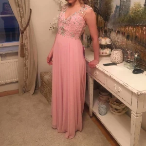  - helt oanvänd festklänning/bal/bröllop. Oanvänd med tags kvar!