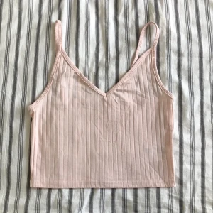  - Oanvänd croptop från hm