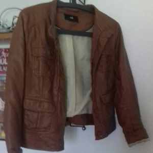 - brun jacka i skinnimitation från hm