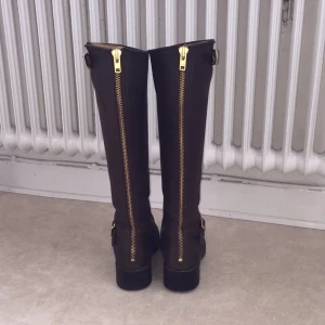  - Bruna Johnny Bulls i storlek 37 men passar även mig med 38. Köpta 2015 för 1600kr och använda 2-3 gånger. Skickar gärna fler bilder om så önskas! Köparen står för frakt