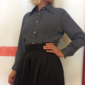  - Vintage skjorta, mörkblå med vita prickar, jätteskönt material. 70 tals-stil