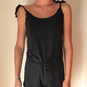  - Svart romper från crocker i storlek XS  Betalning sker via swish Frakt betalar köparen 