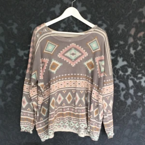  - En snygg tröja med massa mönster från bikbok, loosefit.