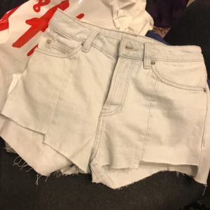  - Säljer helt nya jeansshorts från hm.  Tag kvar men glömt att lämna tillbaka då det blev fel storlek. 