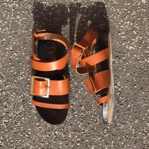  - ATP sandals in brown leather with shaped sole and build up layer what make the feet feel comfy while walking. They are worn once o  Selling these because I bought them too small, thought they were my size, I'm a size 38, but they turned out to be too small.