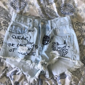  - Jeansshorts med broderad text och tryck. Använd cirka en gång, de är i väldigt bra skick! 