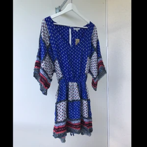  - Otroligt fin flerfärgad klänning i paisleymönster från American Eagle Outfitters. Helt oanvänd! Passa på att fynda! 