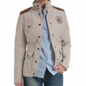  - Sparsamt använd, köpt hösten 16. Nypris 3000kr. Extra knappar medföljer.