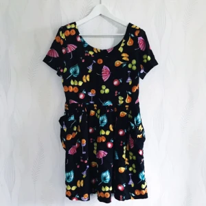  - Klänning från Beyond Retro. Säljes för 50kr, frakt tillkommer.  Betalning sker via swish