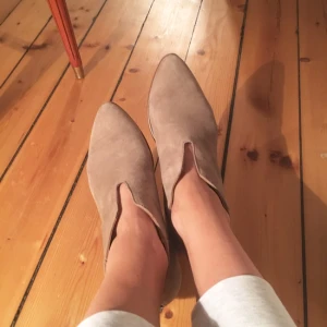  - Snygga och otroligt bekväma mocka skor från Footlight! Lädersula undertill och träklack, helt fodrade i läder, har bara använts med sulor så dom är fräscha invändigt och fria från fläckar och slitage! Backkappan i skon är förlängd för att dragkedjan inte ska skava mot foten!