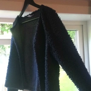  - Fluffig mörkblå kofta från Vero Moda i stl S! Tunn men perfekt plagg för sommarkväll/halvvarma dagar