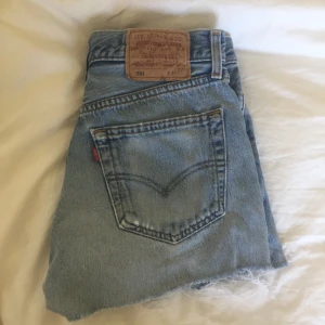  - Levis jeans köpta på secondhand i London. Aldrig självt använt de så jag vet inte riktigt storleken. De är ungefär 76 cm i midjan, står w31 men eftersom de är vintage kan de vara mindre. Köparen står för frakt