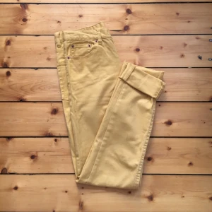  - Gula jeans från Weekday, medelhög midja som slutar strax under naveln! Stretch i tyget! 