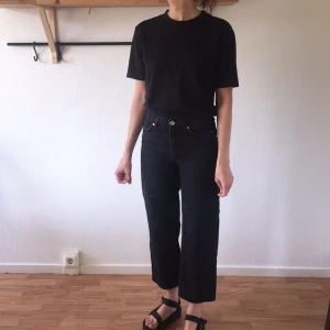  - Svart grå jeans från monki! Mid Waist, wide leg!  (finns att hämta i Sthlm) 