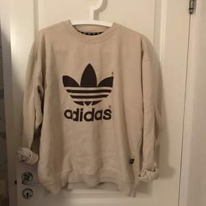 Super snygg beige oversized Adidas tjocktröja! Knappast använd och fett mysig! Köparen står för frakten 🤘🏼