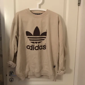  - Super snygg beige oversized Adidas tjocktröja! Knappast använd och fett mysig! Köparen står för frakten 🤘🏼