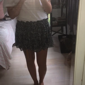  - Söt liten minikjol från Zara. M men passar även för S, stretchig midja. Kan mötas i Gbg eller så står du för frakten🌞🍒💅