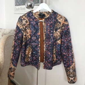  - Superfin bomberjacka från H&M, fodrad. I princip oanvänd.