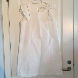  - Jättefin klänning från zara. Passar stl xs/s. Fin sommarklänning eller till studenten! Söta ärmar detaljerade med pärlor