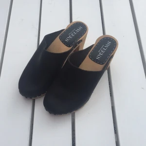  - Riktigt snygg träsko med klack, fint skick. Nästan aldrig använda.  Köparen står för frakt. (Ca60kr)