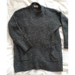  - Varm oversized tröja med alpackaull. Knappt använd.