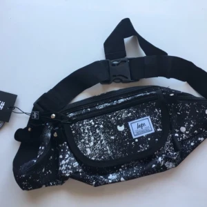  - Fanny pack från Hype. Oanvänd med taggar kvar. Fortfarande i påsen den kom i. Kan skickas.