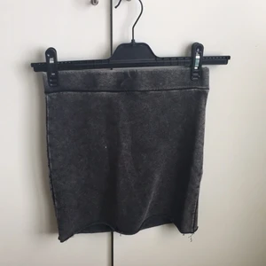  - En skön kjol i mjukismaterial som ger en cool look. Använd 1-2 gånger.