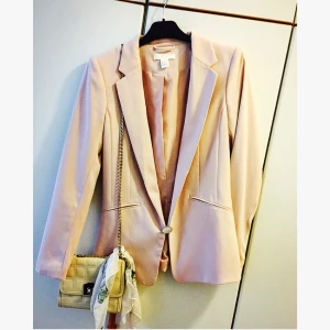  - Puderrosa/beige blazer/kavaj i fint textil, classy 👌🏻 aldrig använd