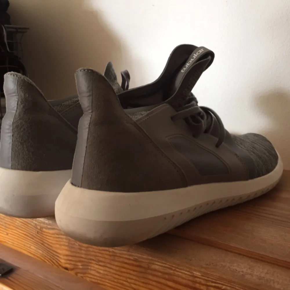 Adidas Tubular Sneakers grey. Använda en gång och köpta i London. Storlek 41.. Skor.