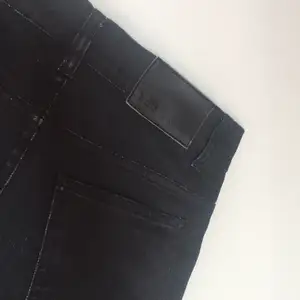 Svarta jeans från Lab, modell Robin storlek 164 men skulle gissa att det passar 34-36! Rak modell i benen, säljer pga för små:(