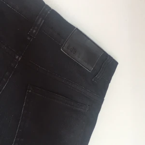  - Svarta jeans från Lab, modell Robin storlek 164 men skulle gissa att det passar 34-36! Rak modell i benen, säljer pga för små:(
