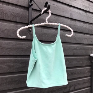  - jätte fin top från missguided, har en mintig grön färg och hög neckline
