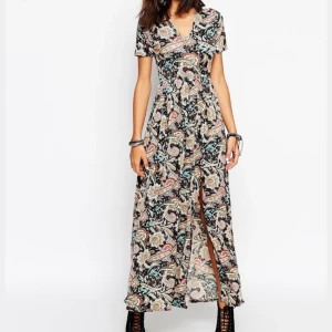  - Helt ny klänning från Club L. Paisley mönster. 